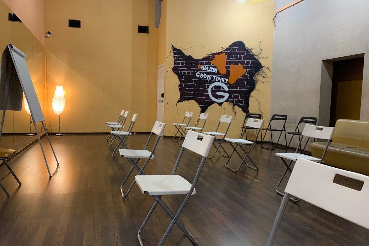 Арендовать Gusyaka Club Тренинг-зал с рисунком на стене