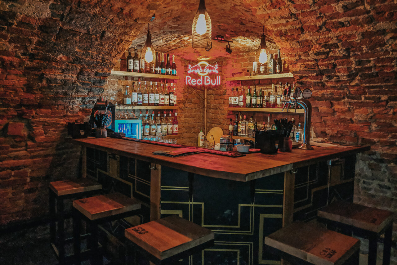 Арендовать Караоке-бар ШКАФ. Караоке-лофт со сводчатыми потолками