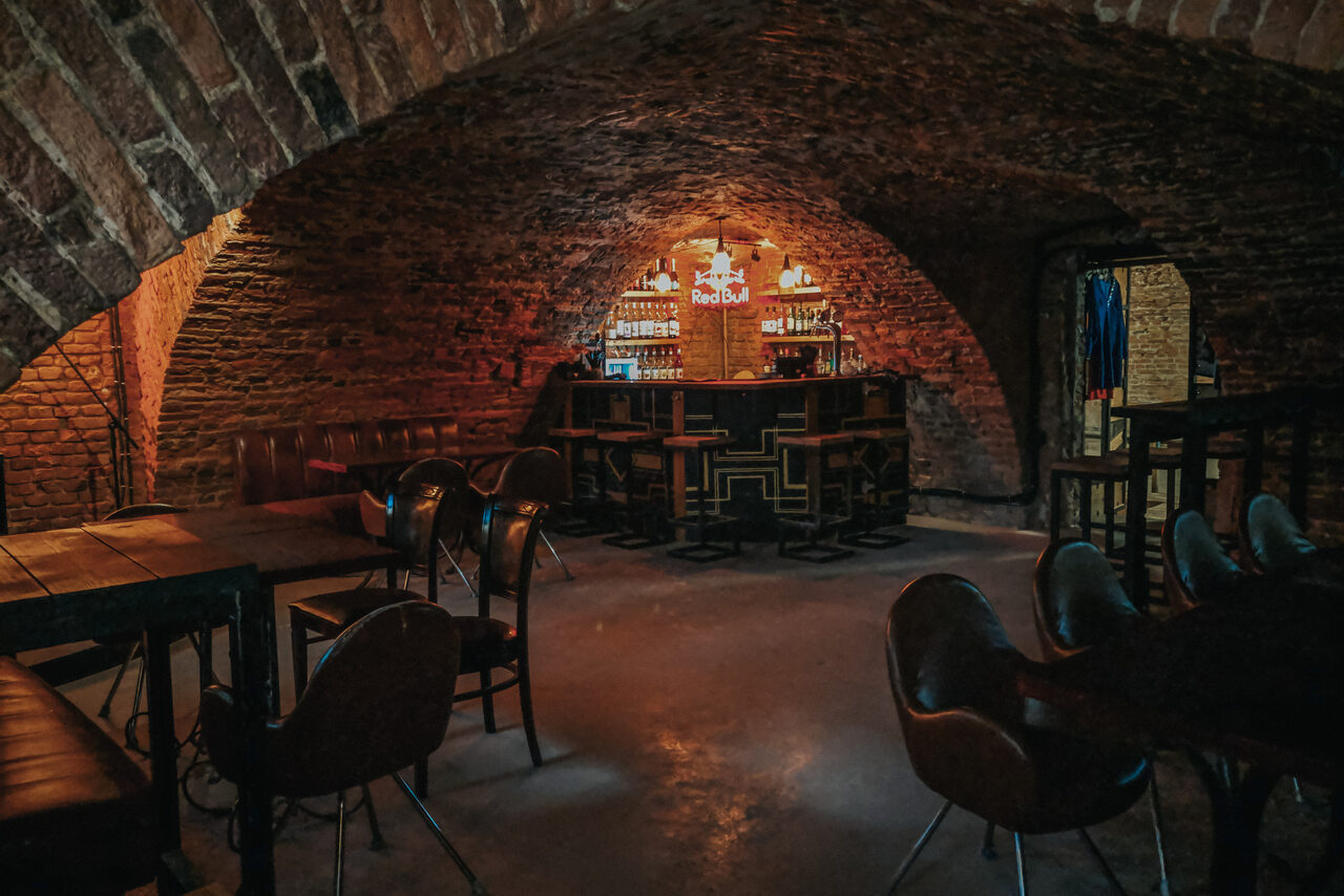 Арендовать Караоке-бар ШКАФ. Караоке-лофт со сводчатыми потолками