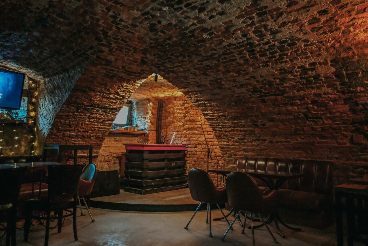 Арендовать Караоке-бар ШКАФ. Караоке-лофт со сводчатыми потолками