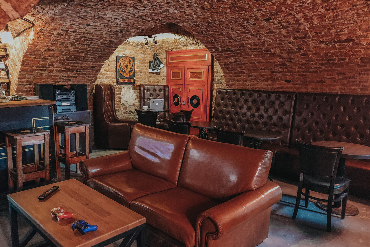 Арендовать Караоке-бар ШКАФ. Караоке-лофт со сводчатыми потолками