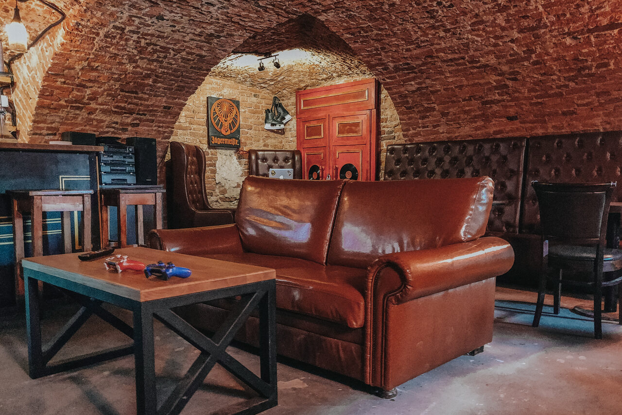 Арендовать Караоке-бар ШКАФ. Караоке-лофт со сводчатыми потолками