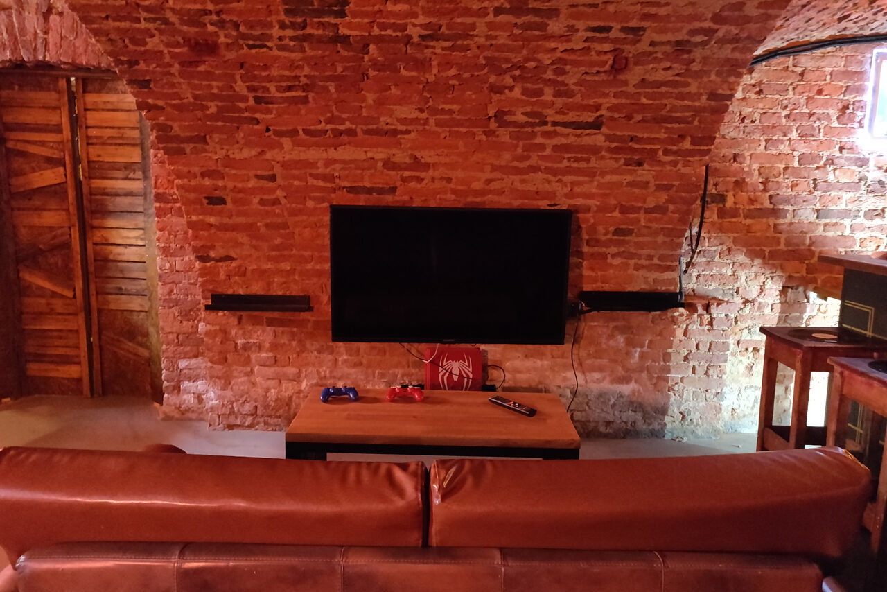 Арендовать Караоке-бар ШКАФ. Караоке-лофт со сводчатыми потолками