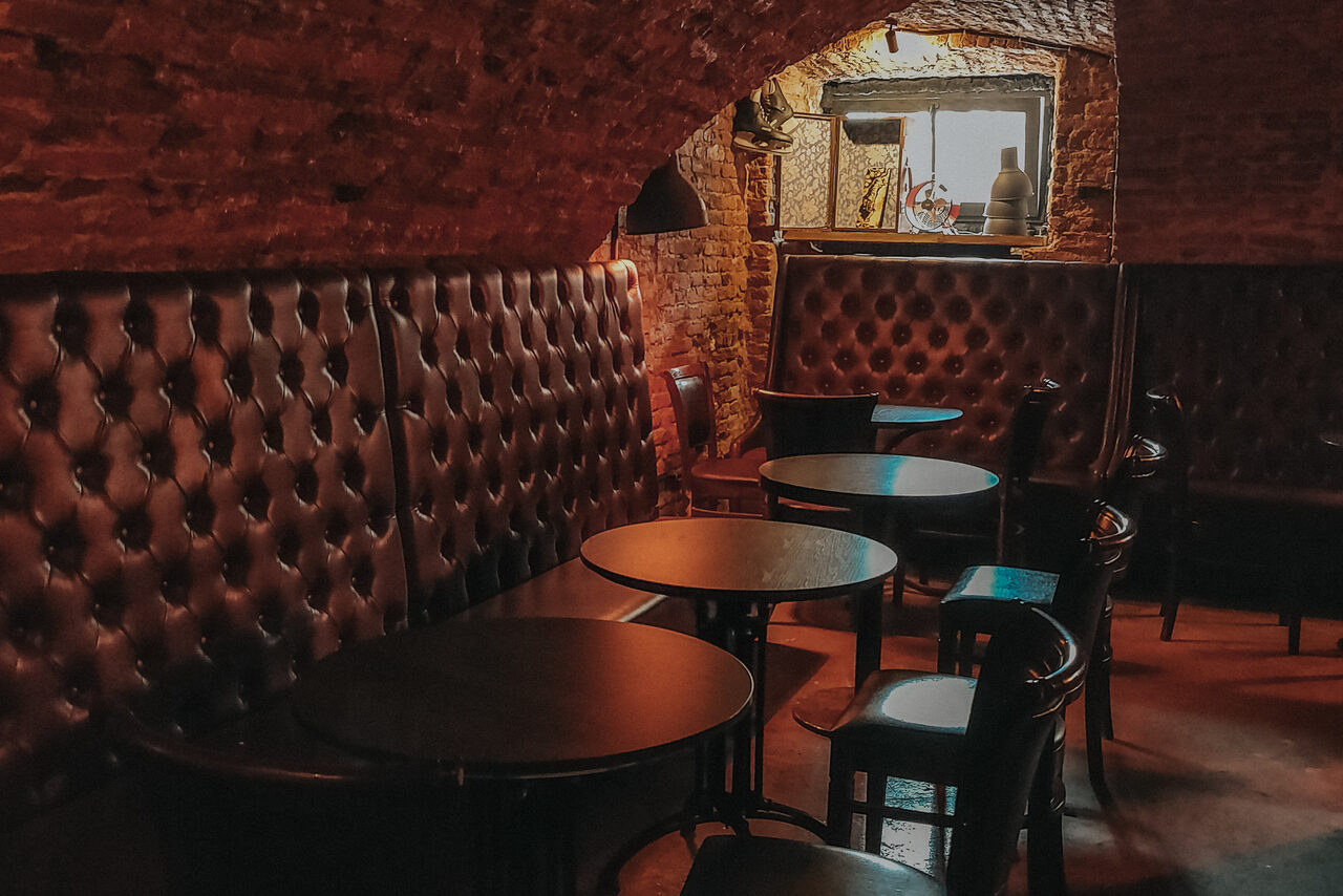 Арендовать Караоке-бар ШКАФ. Караоке-лофт со сводчатыми потолками