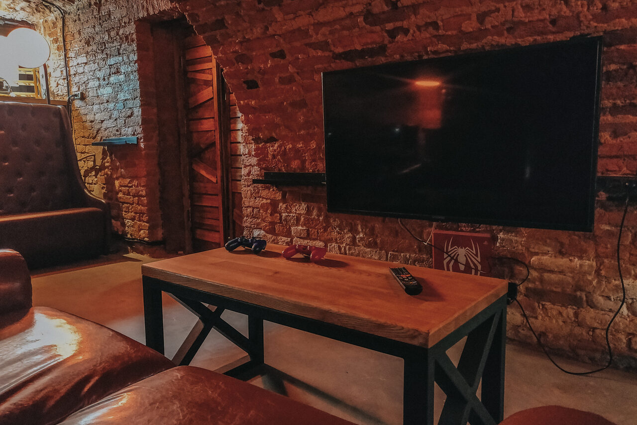 Арендовать Караоке-бар ШКАФ. Караоке-лофт со сводчатыми потолками