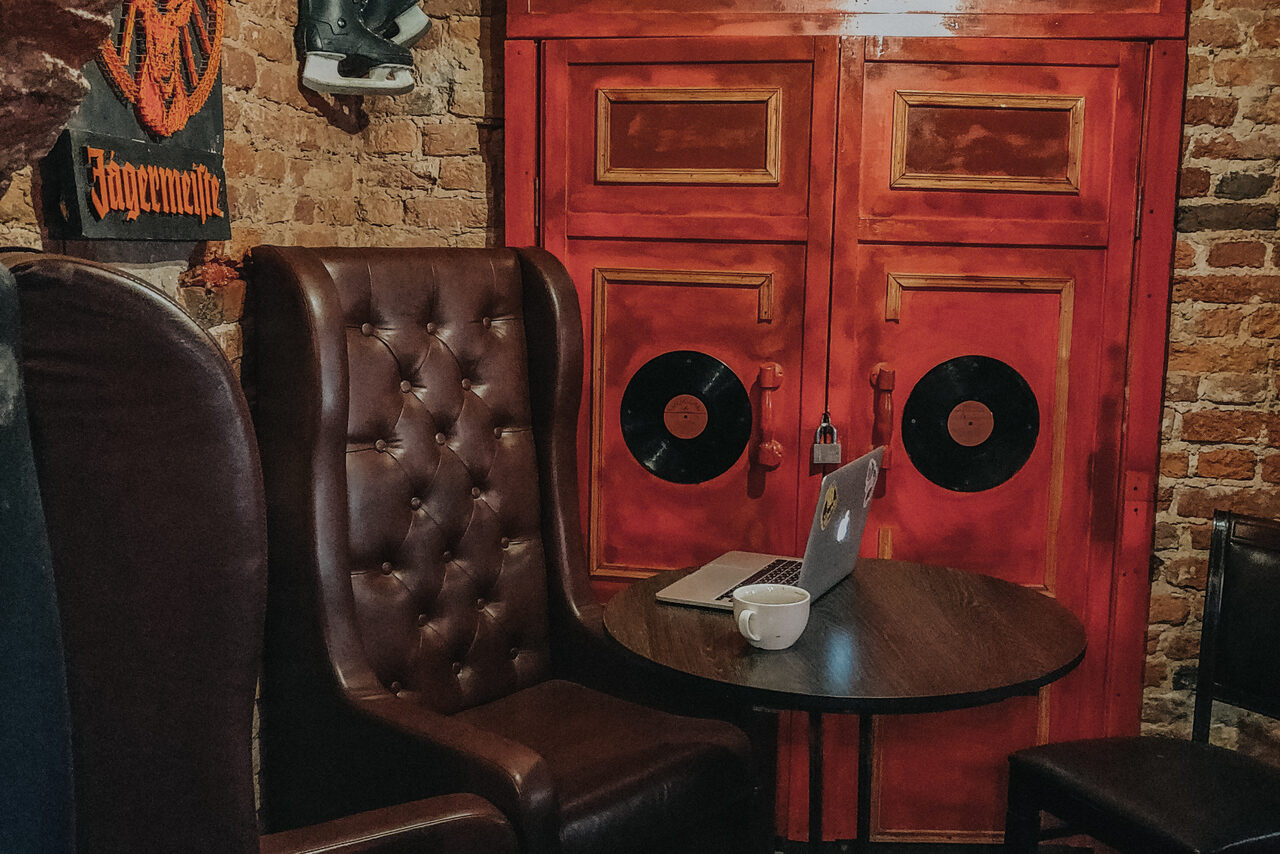 Арендовать Караоке-бар ШКАФ. Караоке-лофт со сводчатыми потолками