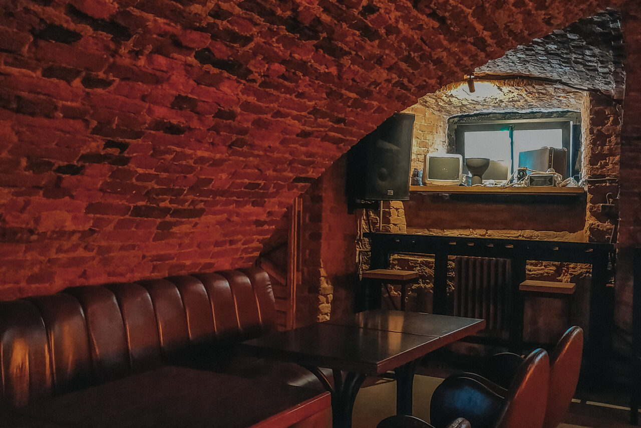 Арендовать Караоке-бар ШКАФ. Караоке-лофт со сводчатыми потолками