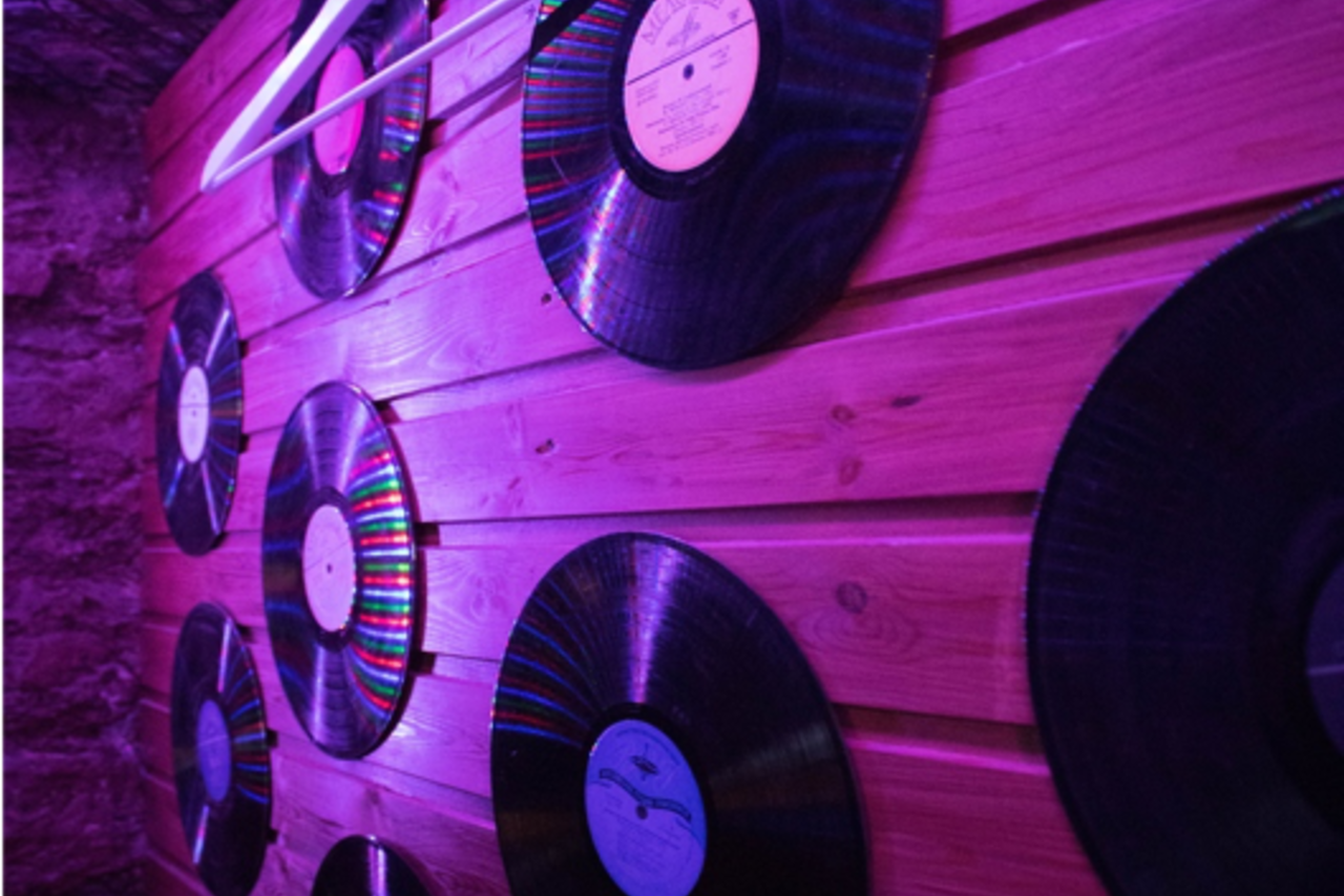 Арендовать Караоке-бар ШКАФ. Караоке-лофт со сводчатыми потолками