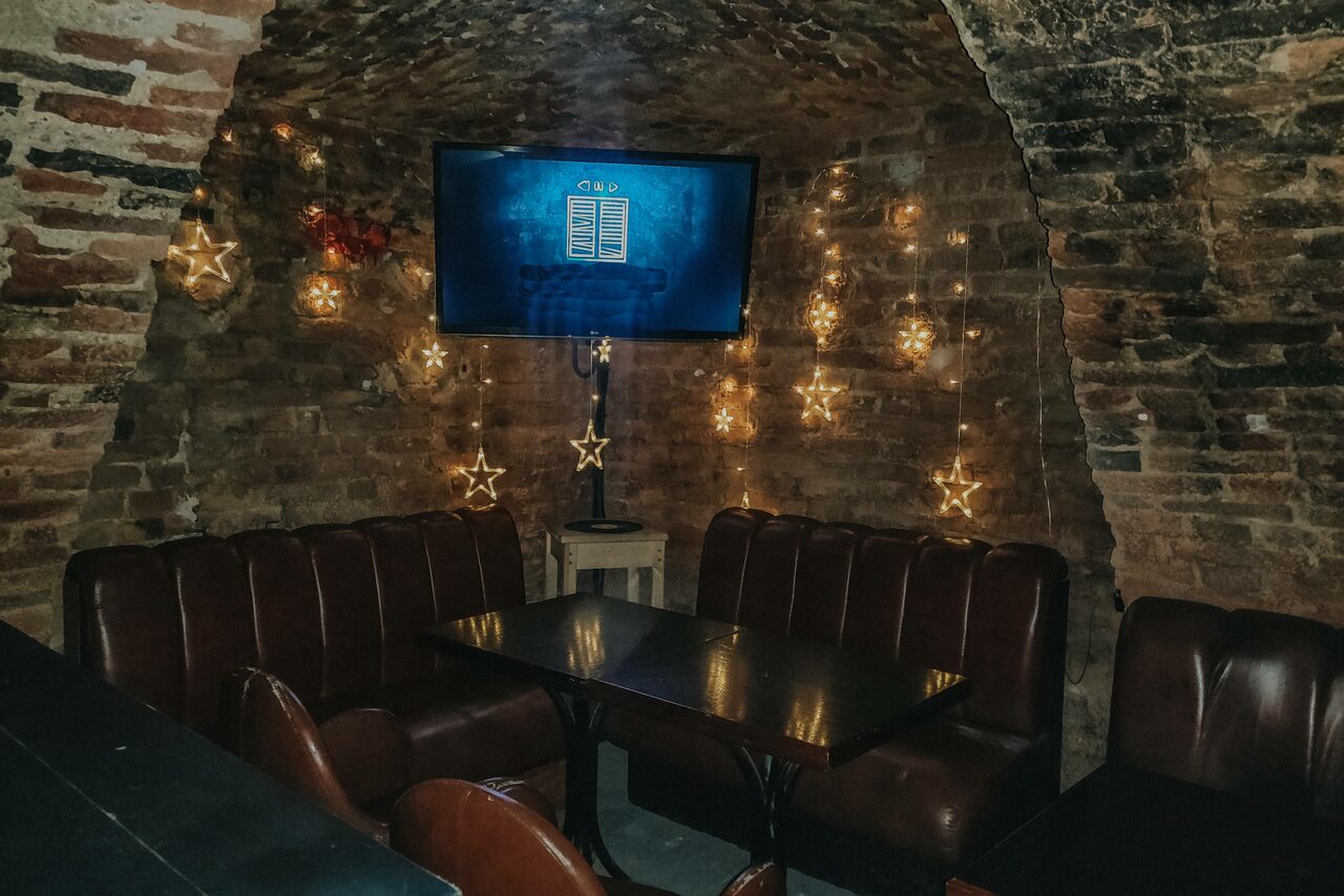 Арендовать Караоке-бар ШКАФ. Караоке-лофт со сводчатыми потолками