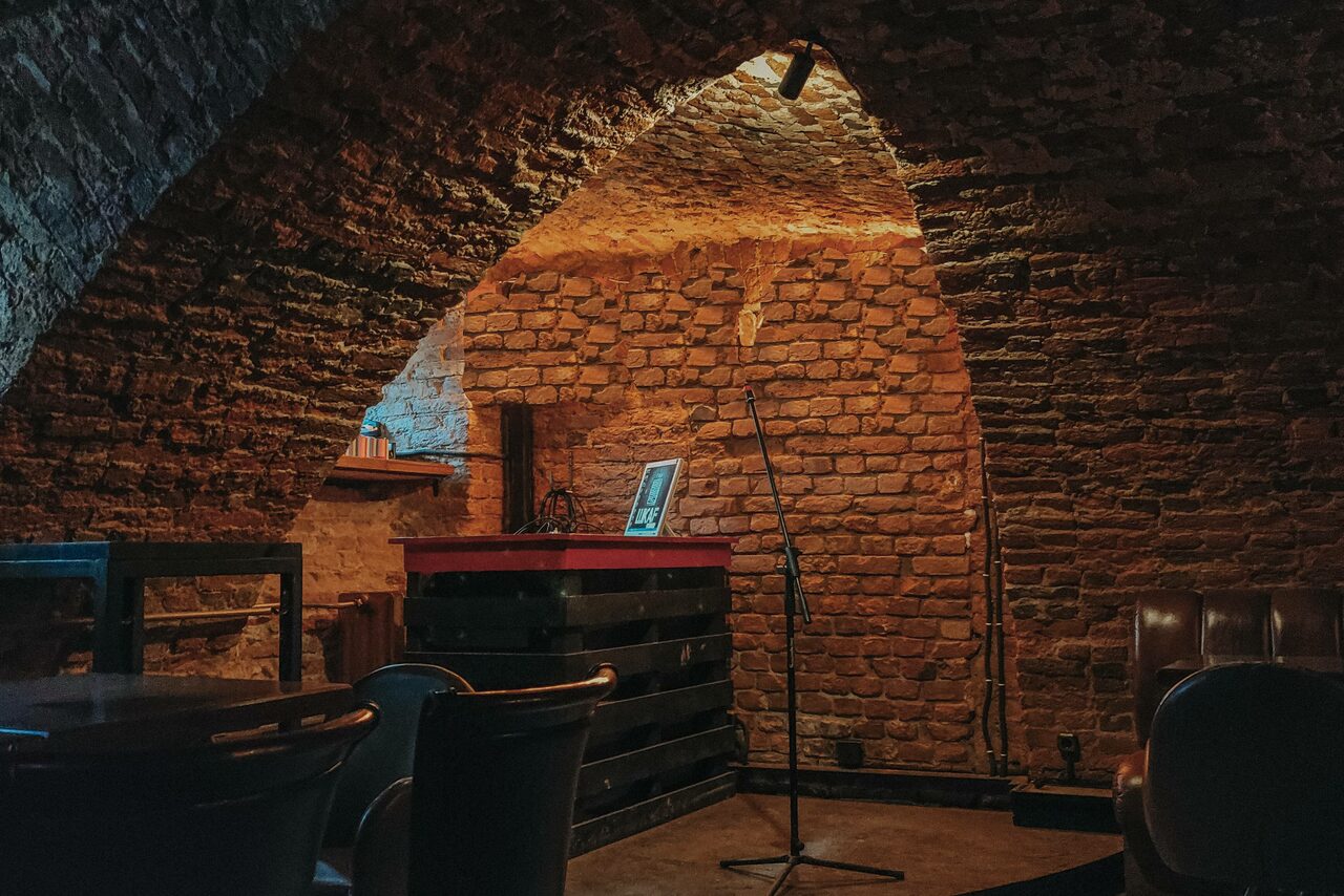 Арендовать Караоке-бар ШКАФ. Караоке-лофт со сводчатыми потолками