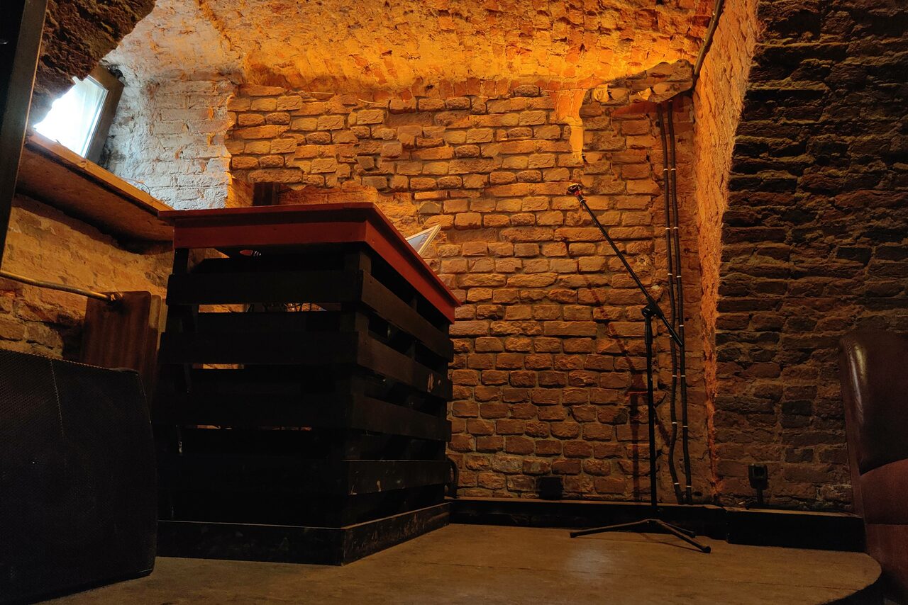 Арендовать Караоке-бар ШКАФ. Караоке-лофт со сводчатыми потолками