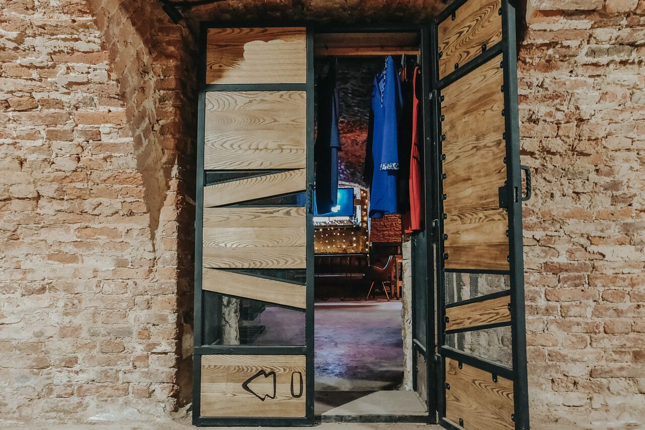 Арендовать Караоке-бар ШКАФ. Караоке-лофт со сводчатыми потолками