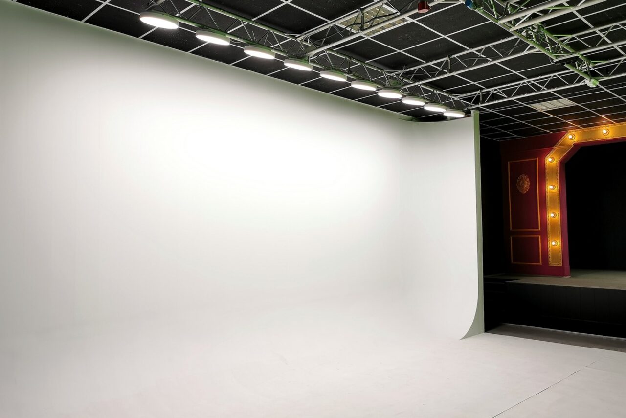 Арендовать Hall with a theater stage and chroma key