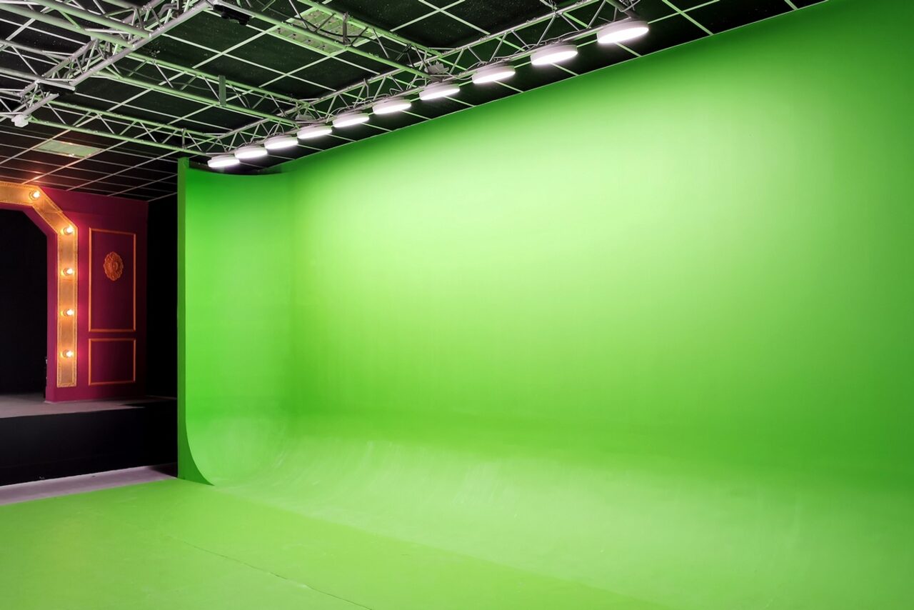 Арендовать Hall with a theater stage and chroma key