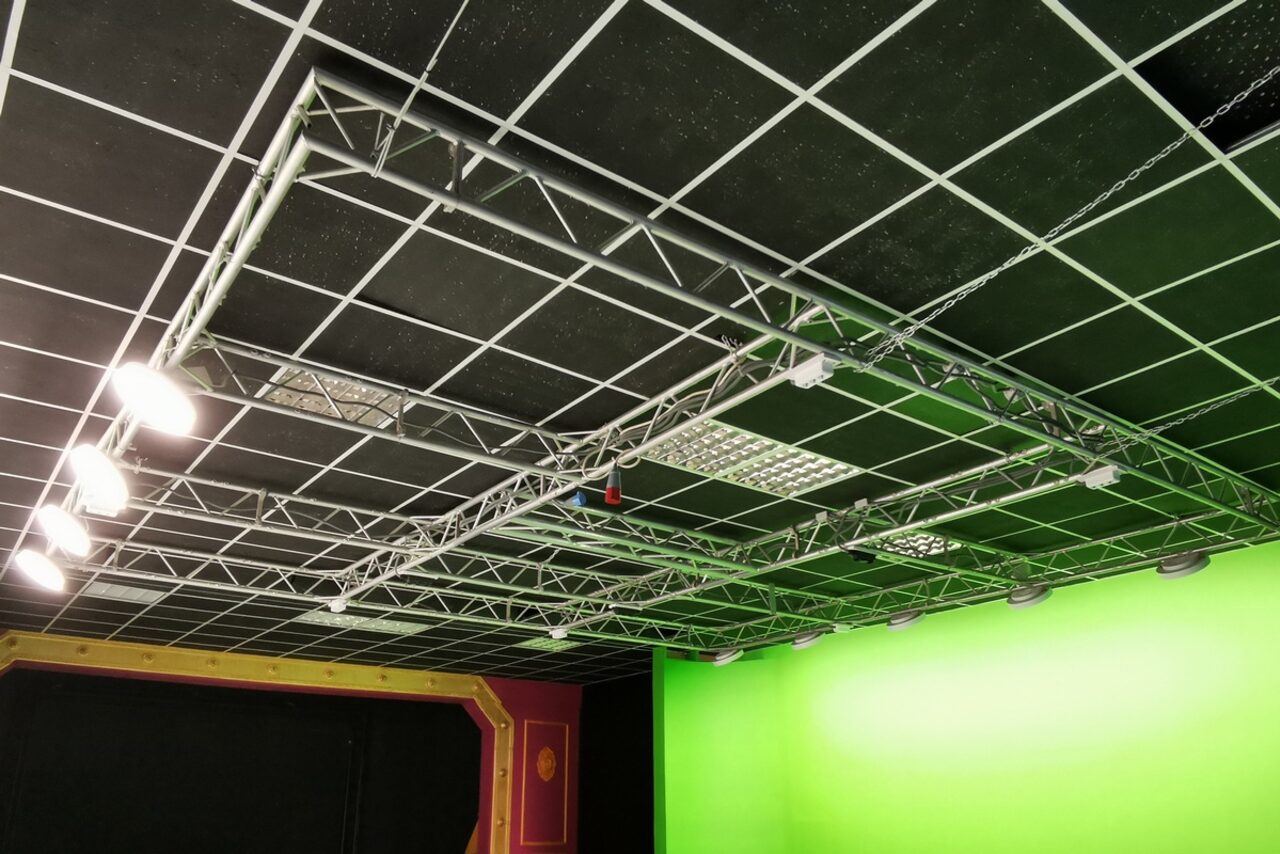 Арендовать Hall with a theater stage and chroma key