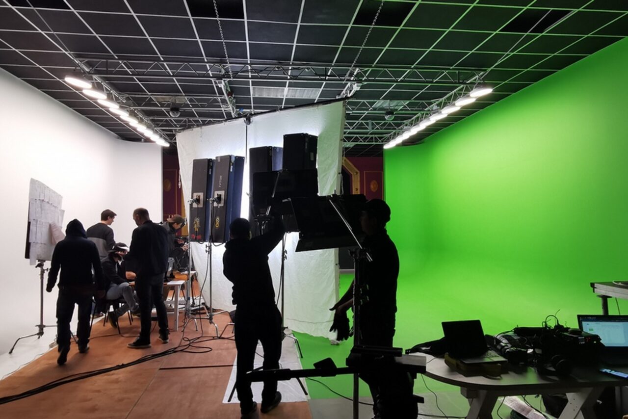 Арендовать Hall with a theater stage and chroma key