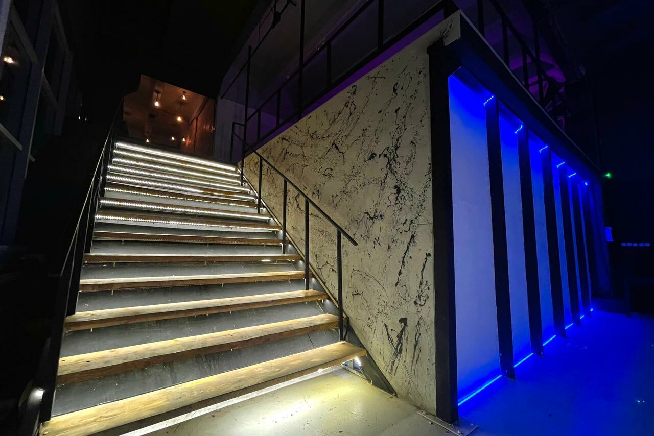 Арендовать Stylized duplex loft with large windows