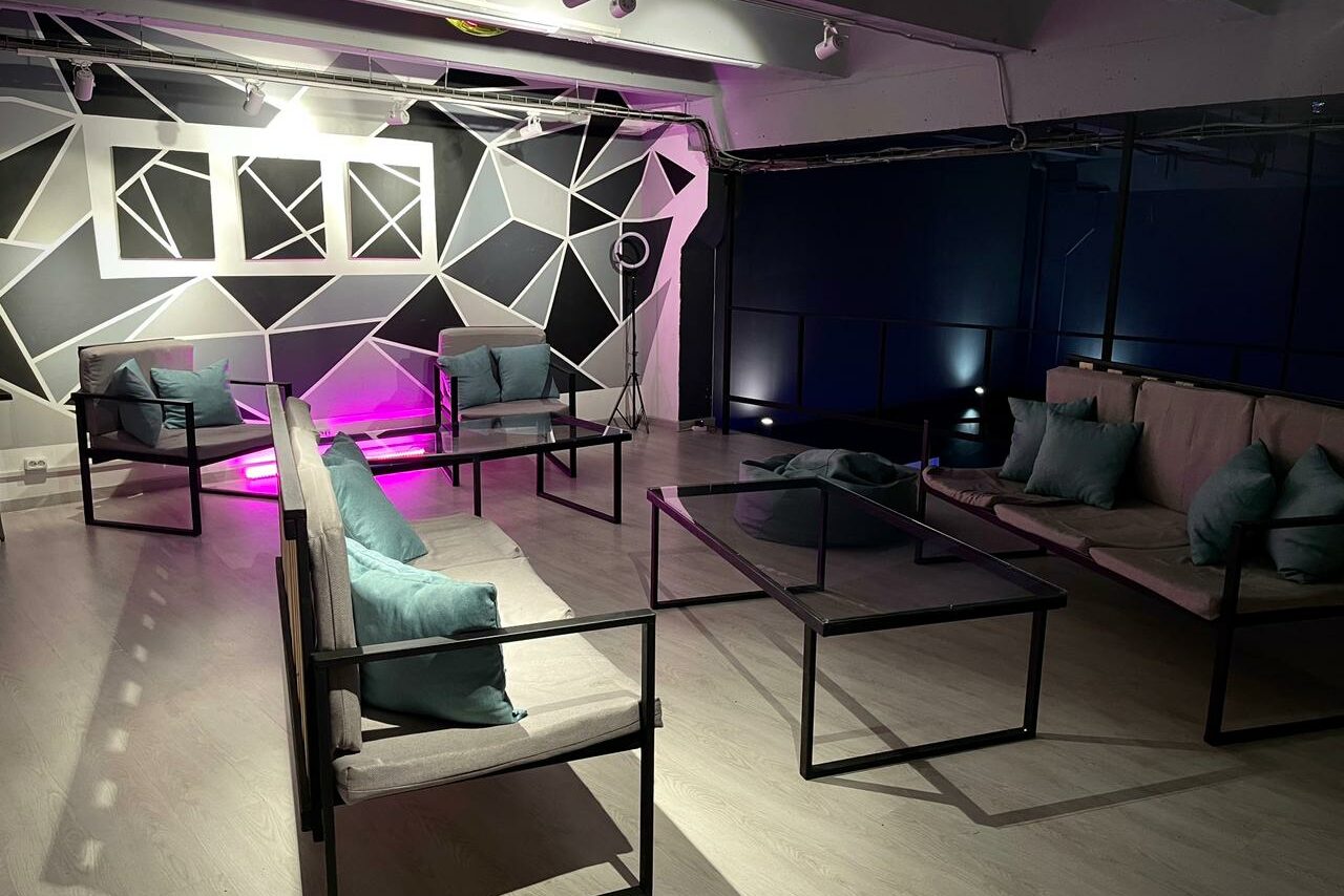 Арендовать Stylized duplex loft with large windows