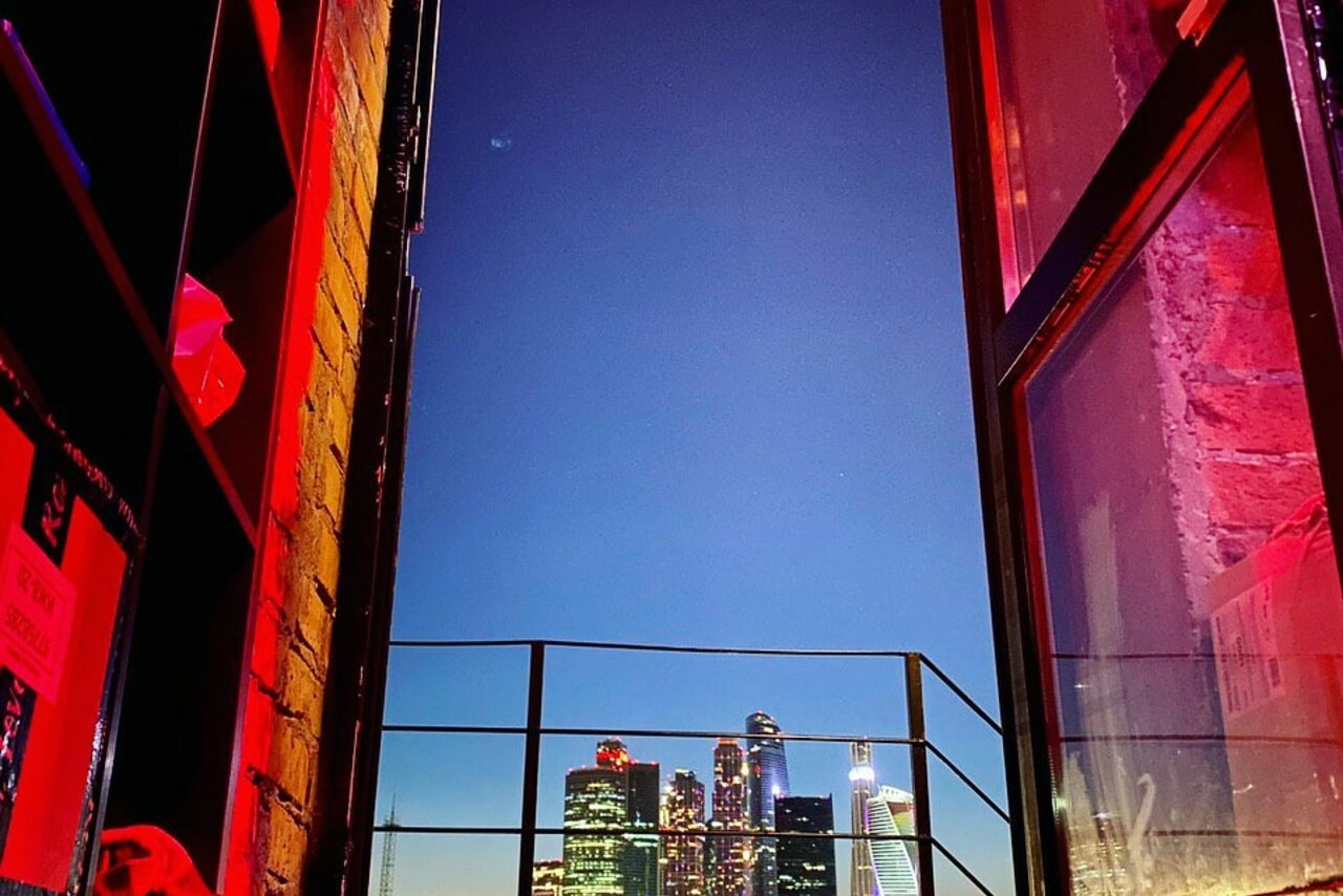 Арендовать Brick loft with full-wall screen