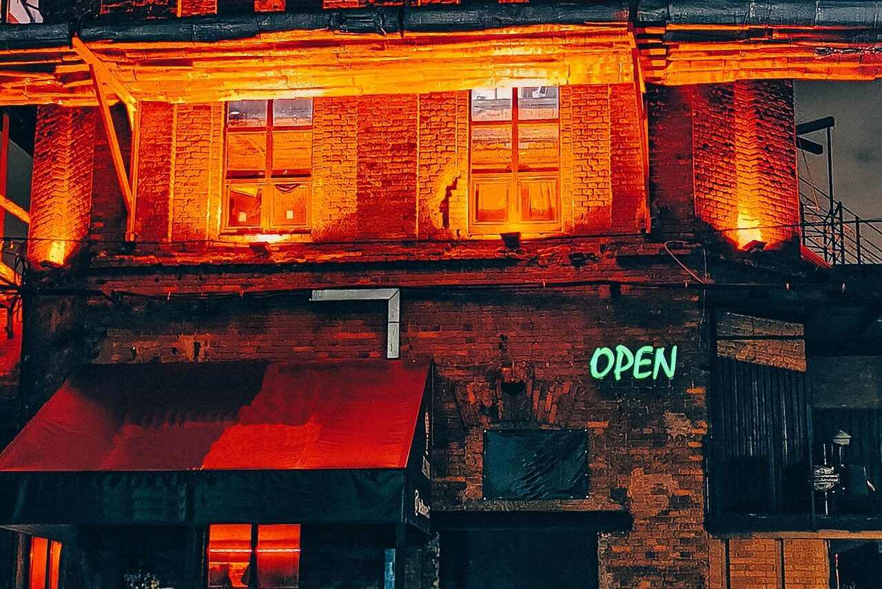 Арендовать Brick loft with full-wall screen