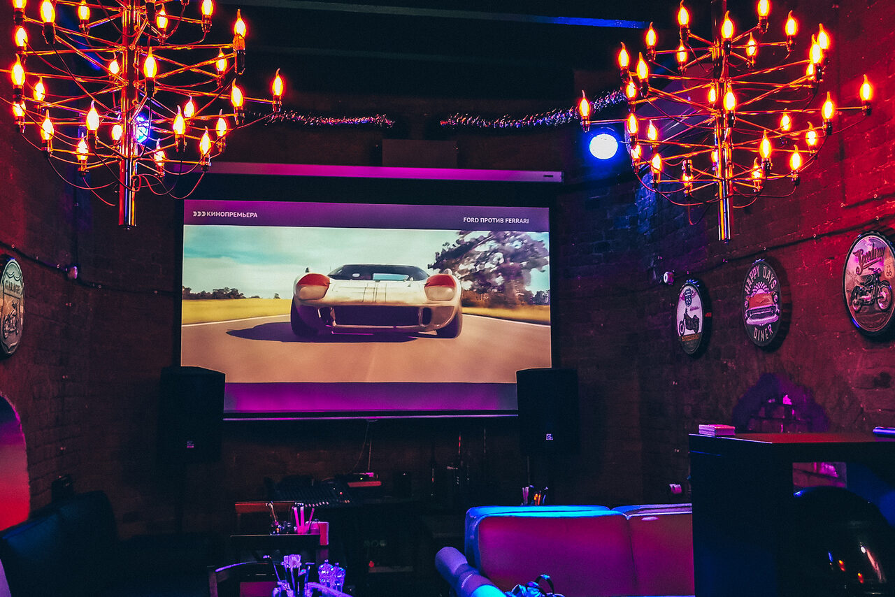 Арендовать Brick loft with full-wall screen