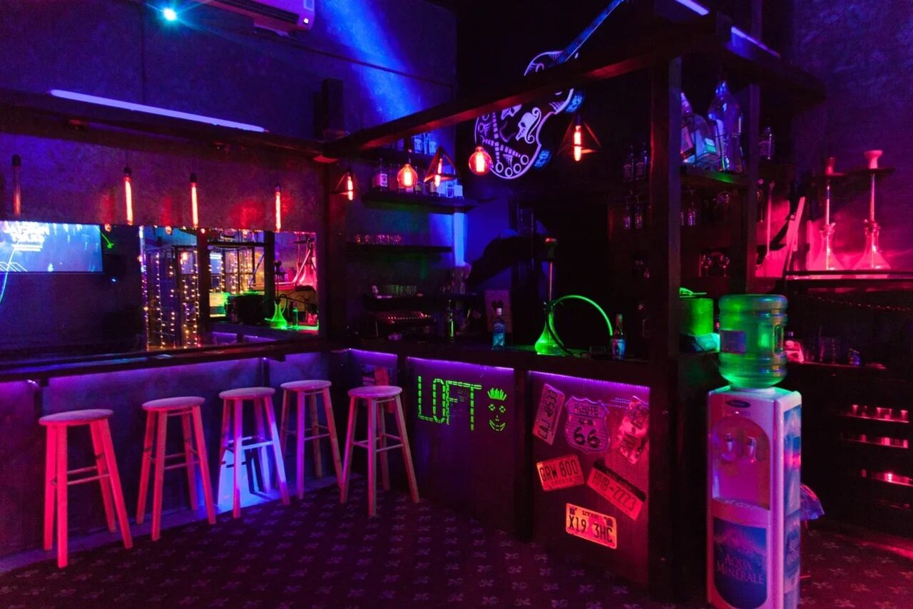 Арендовать Лофт с ультрафиолетовой подсветкой и барной стойкой
