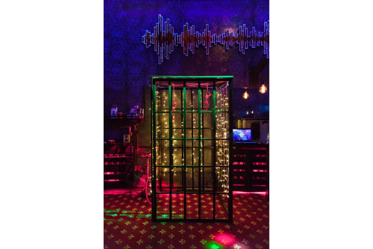 Арендовать Лофт с ультрафиолетовой подсветкой и барной стойкой