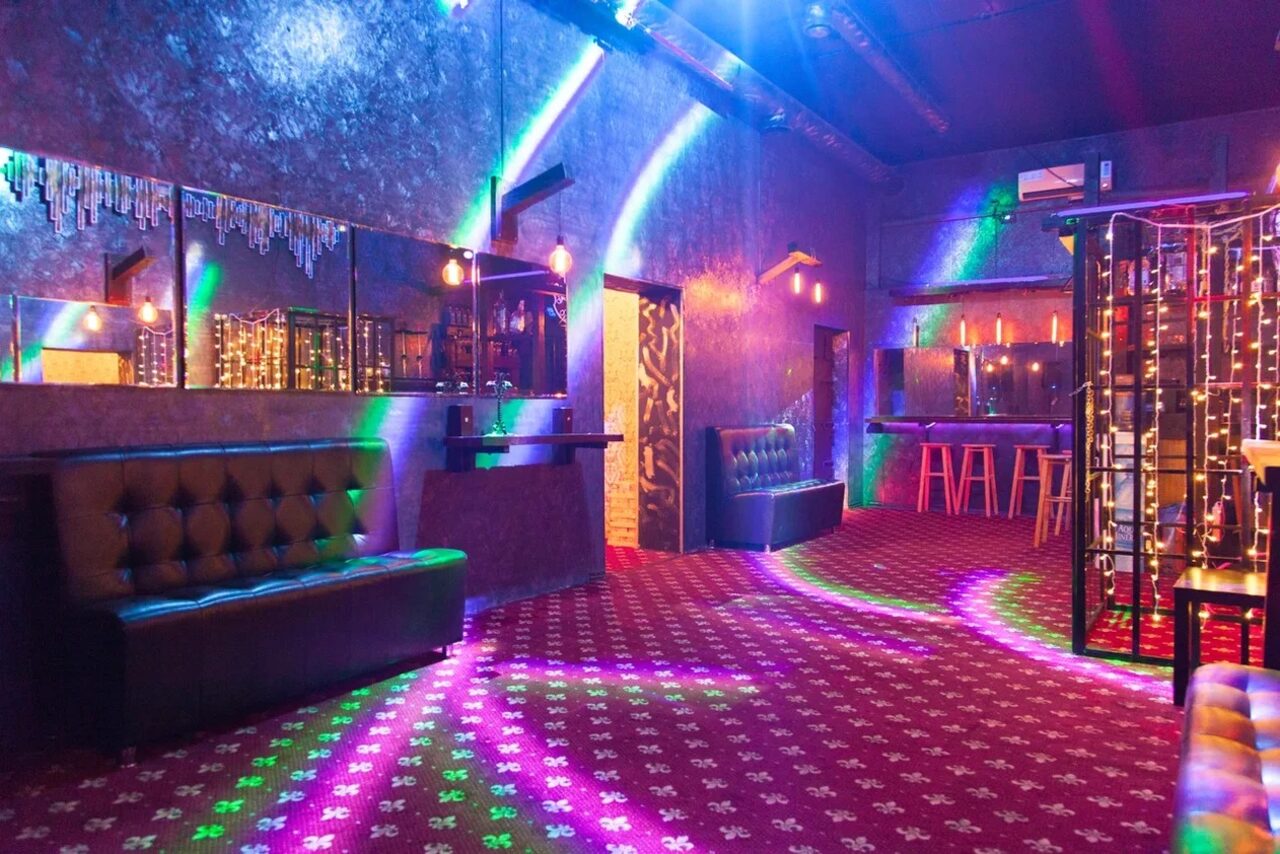 Арендовать Лофт с ультрафиолетовой подсветкой и барной стойкой