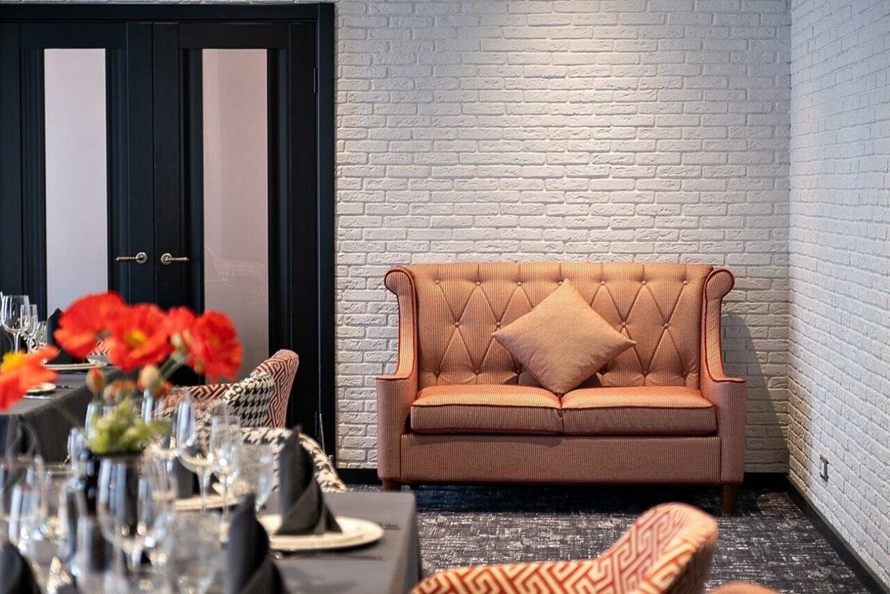 Арендовать АндерСон Малый банкетный зал с яркими деталями