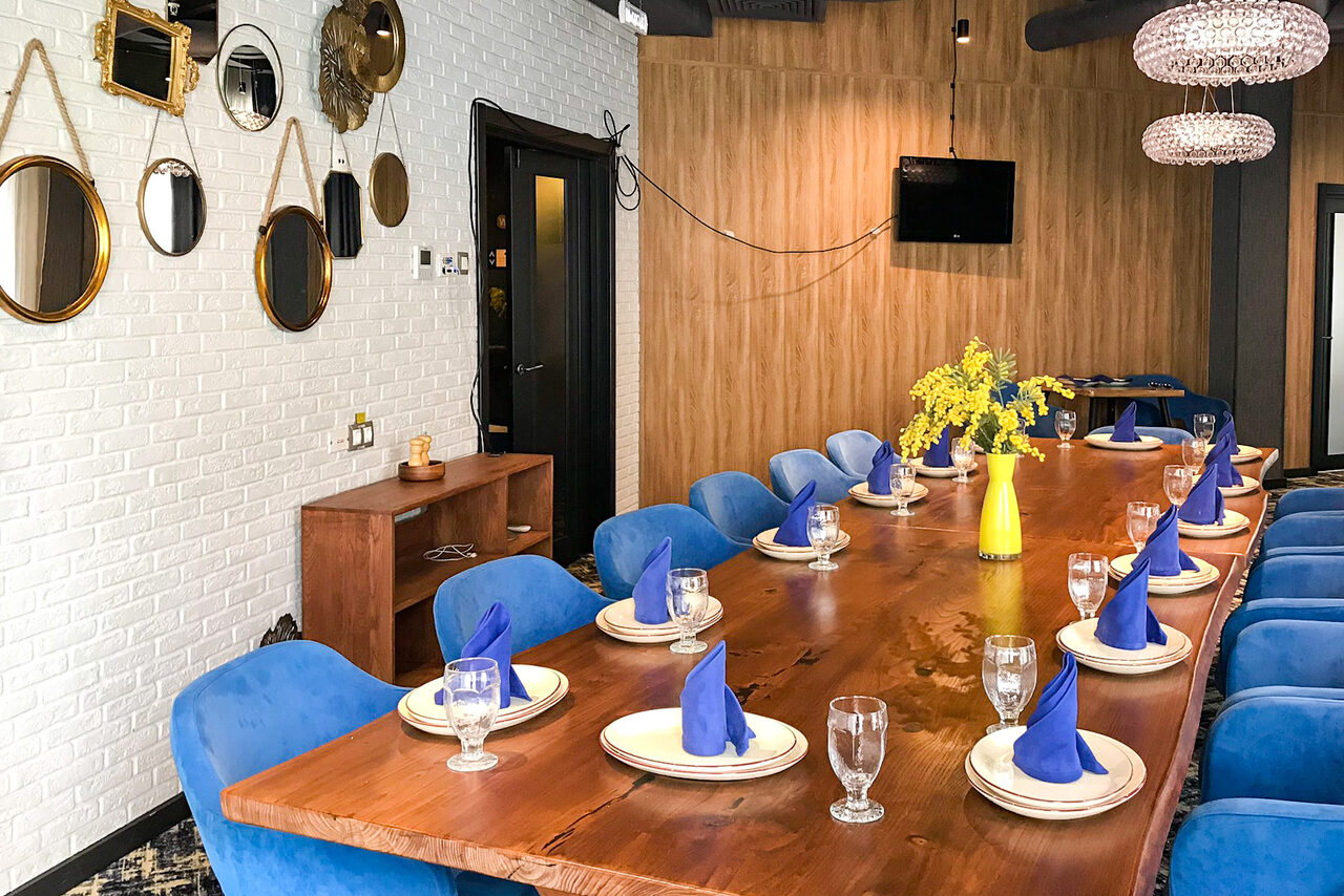 Арендовать АндерСон банкетный зал с золотыми деталями