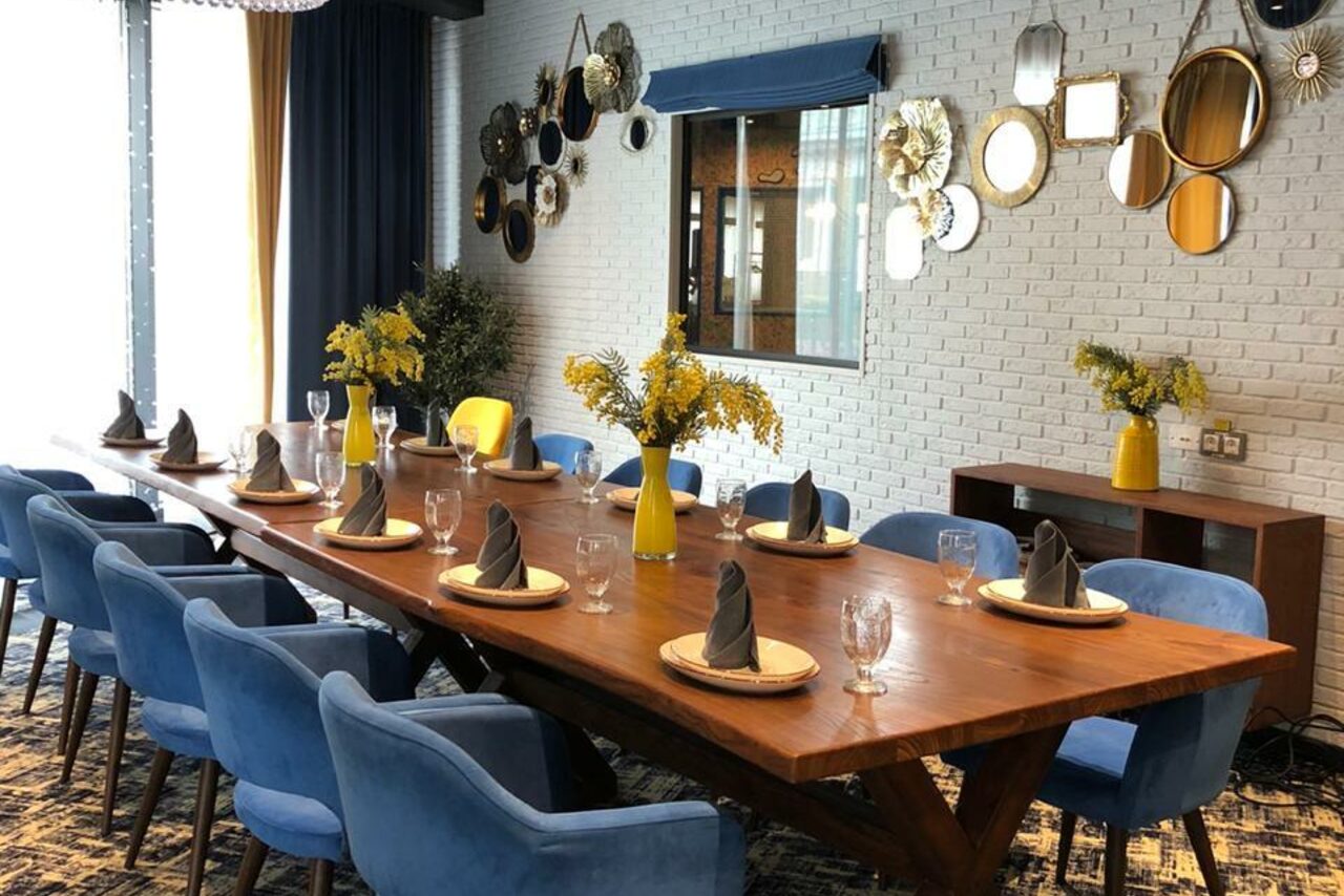 Арендовать АндерСон банкетный зал с золотыми деталями