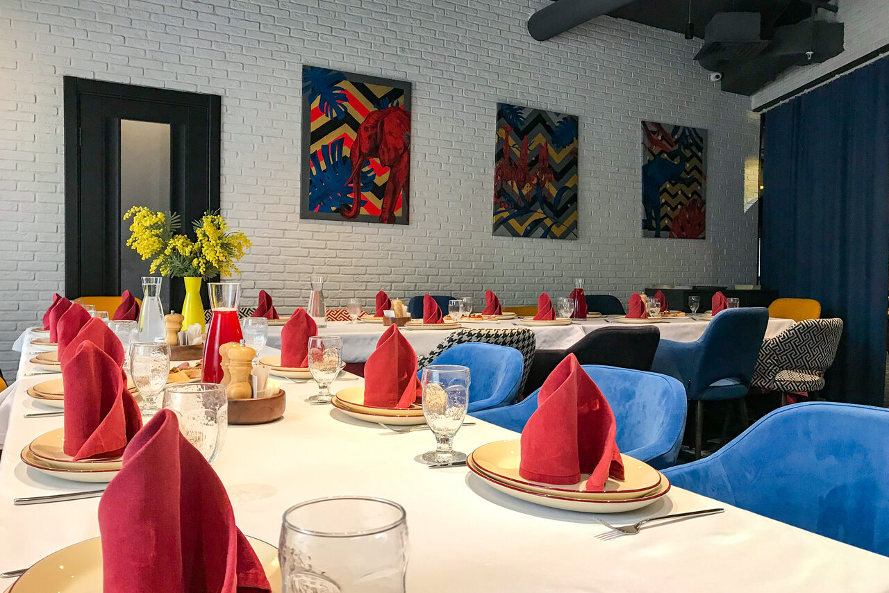 Арендовать АндерСон Малый банкетный зал с яркими картинами