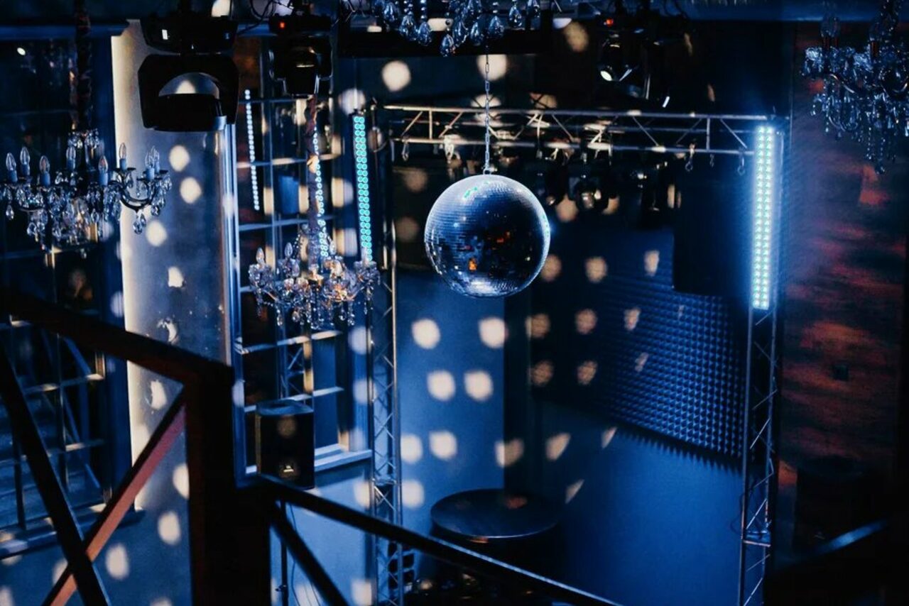 Арендовать Стилизованный лофт с высокими потолками