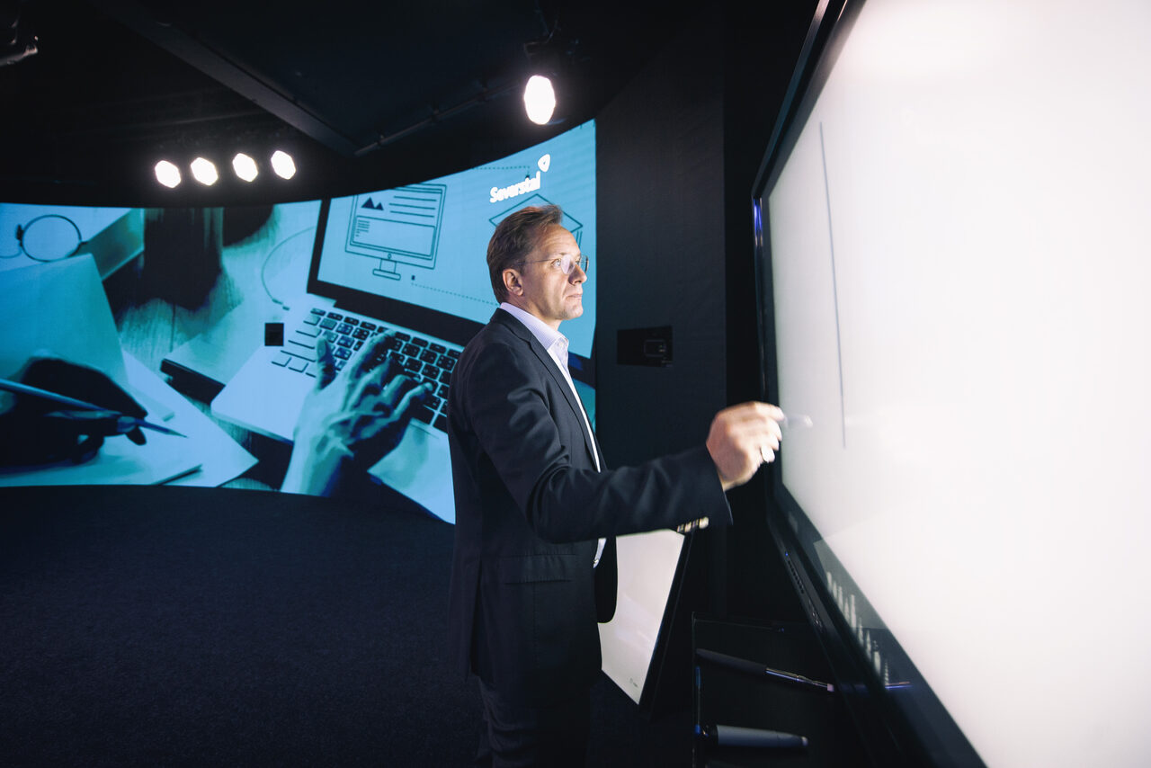 Арендовать Duo Screen Студия для онлайн трансляций