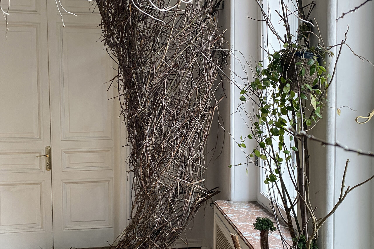 Арендовать Bright room with a fireplace and high ceilings