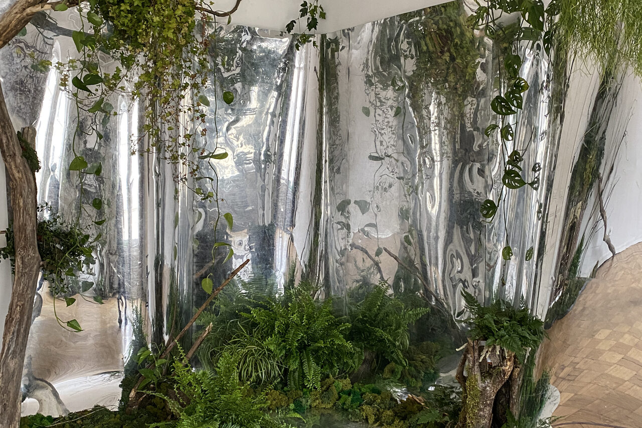 Арендовать Bright room with a fireplace and high ceilings