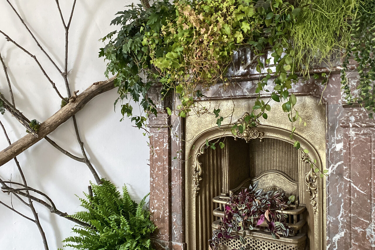 Арендовать Bright room with a fireplace and high ceilings
