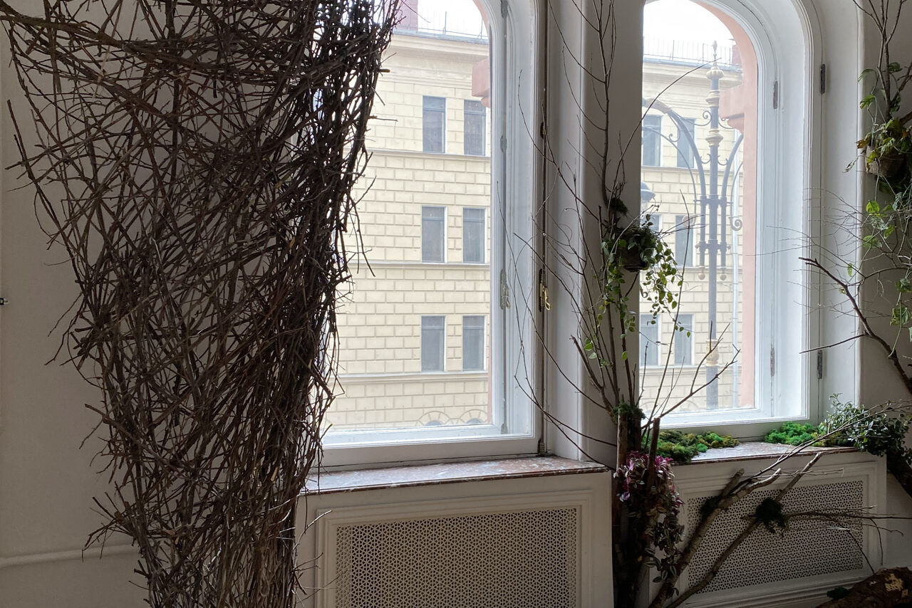 Арендовать Bright room with a fireplace and high ceilings