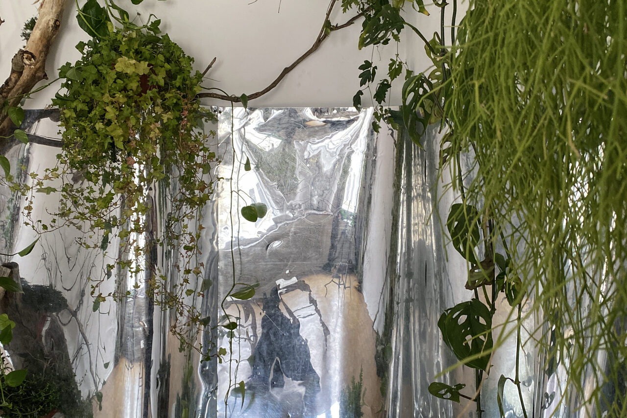 Арендовать Bright room with a fireplace and high ceilings