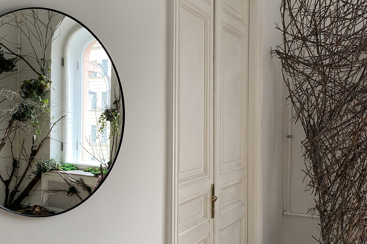 Арендовать Bright room with a fireplace and high ceilings