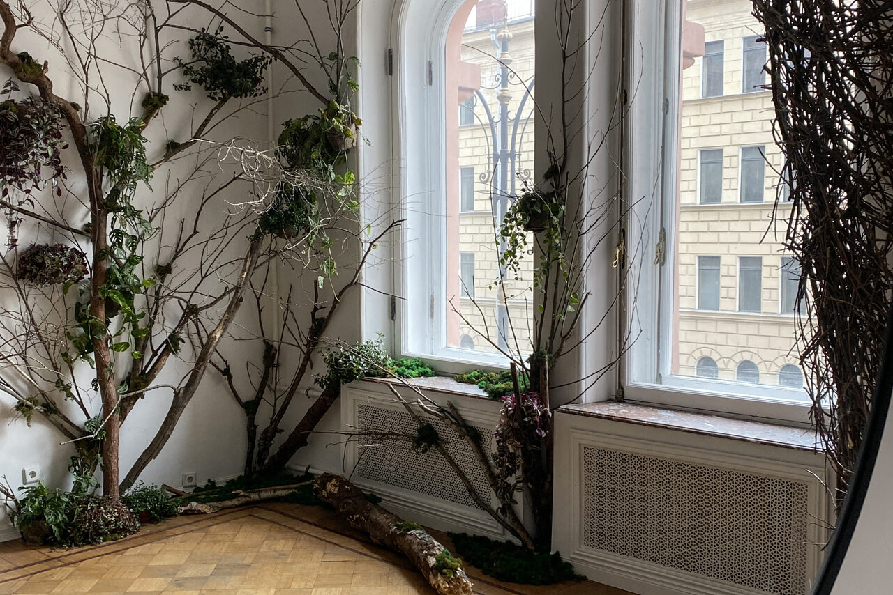 Арендовать Bright room with a fireplace and high ceilings