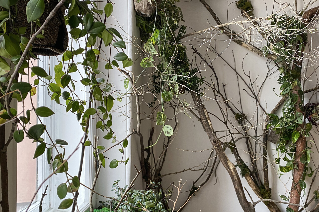 Арендовать Bright room with a fireplace and high ceilings