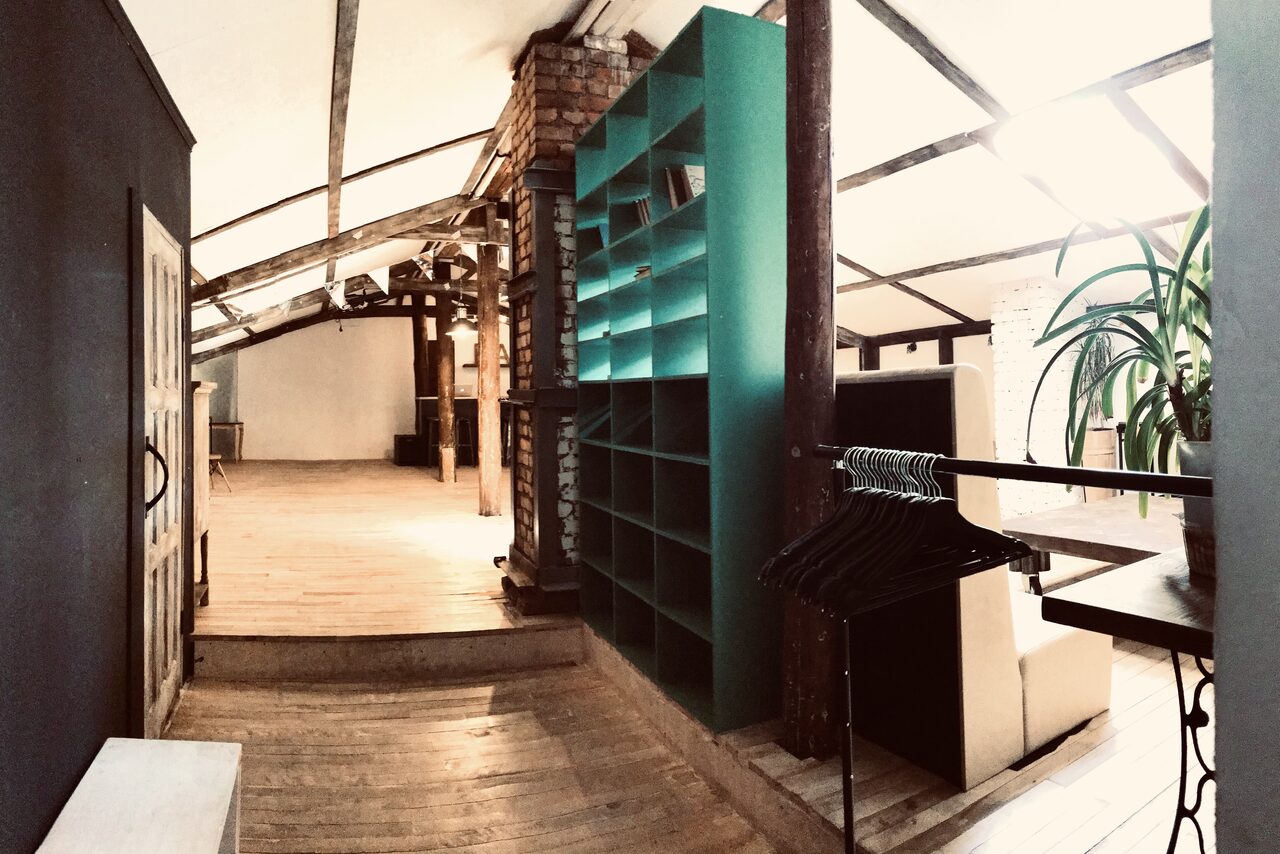 Арендовать Roof Hooty Place Лофт-мансарда