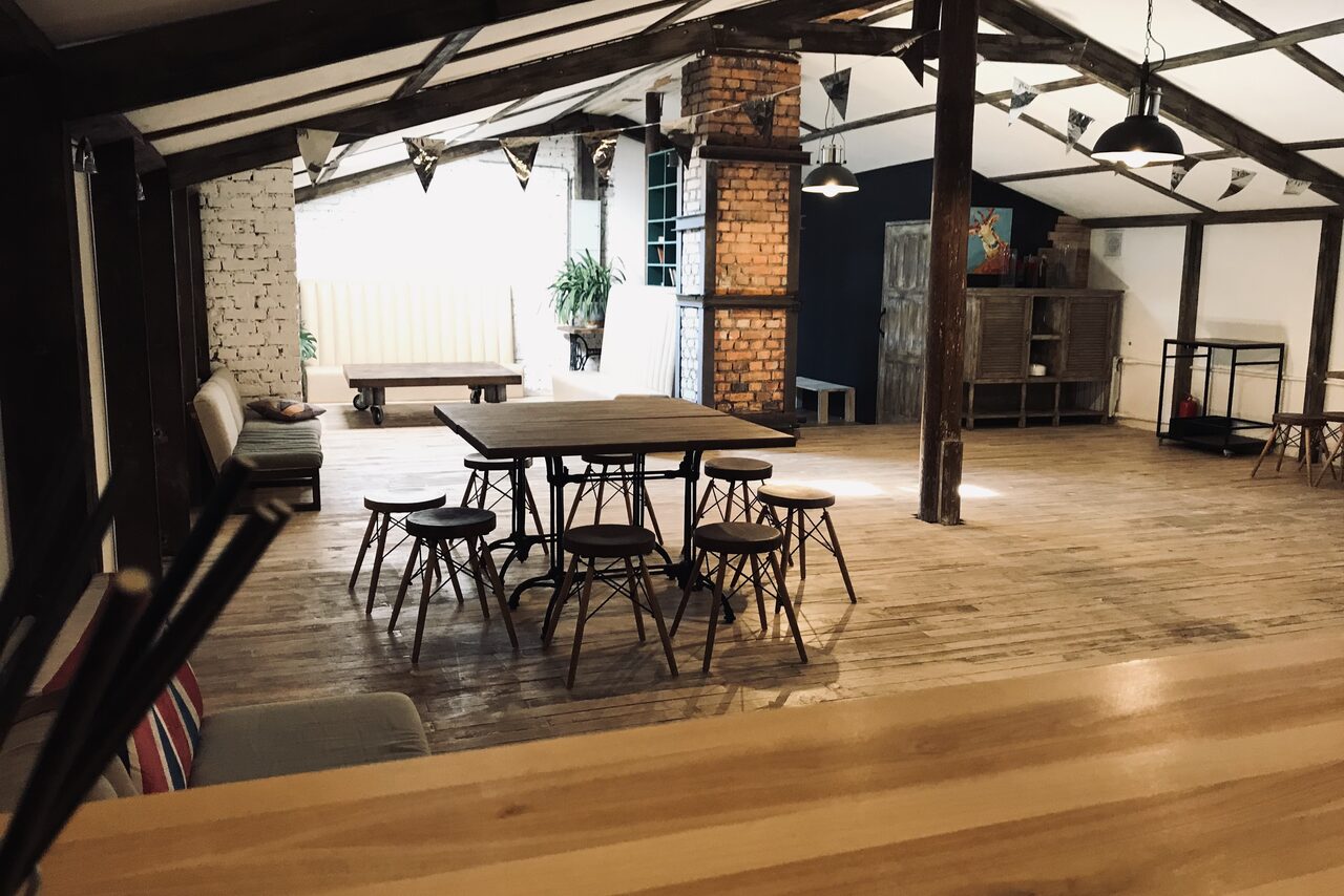 Арендовать Roof Hooty Place Лофт-мансарда