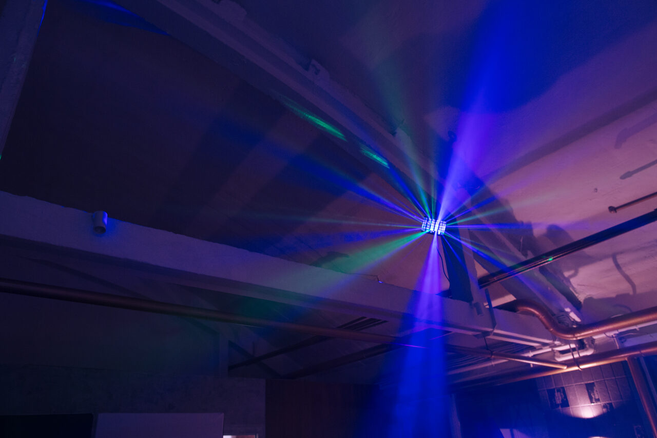 Арендовать Светлый лофт со светомузыкой и барной стойкой