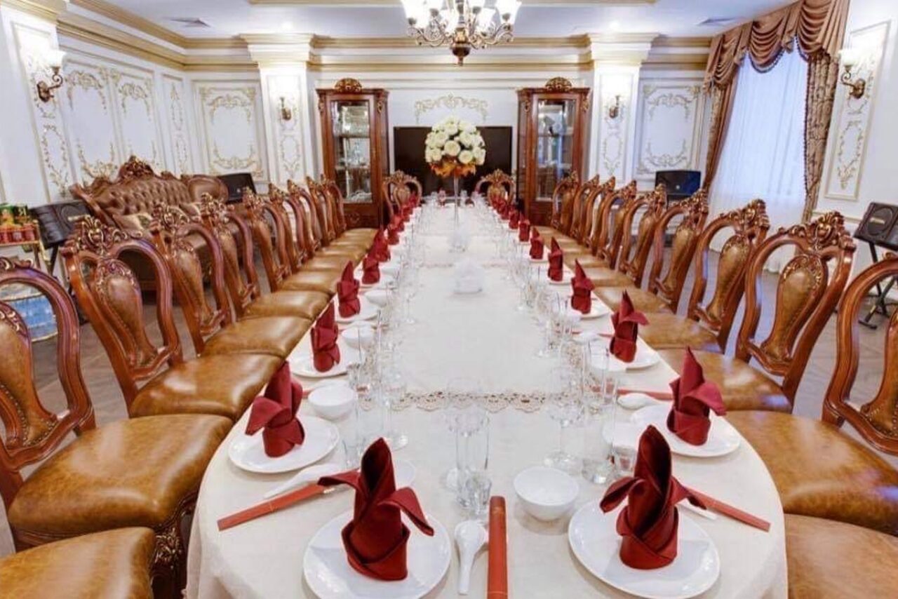 Арендовать Small banquet hall in the royal style