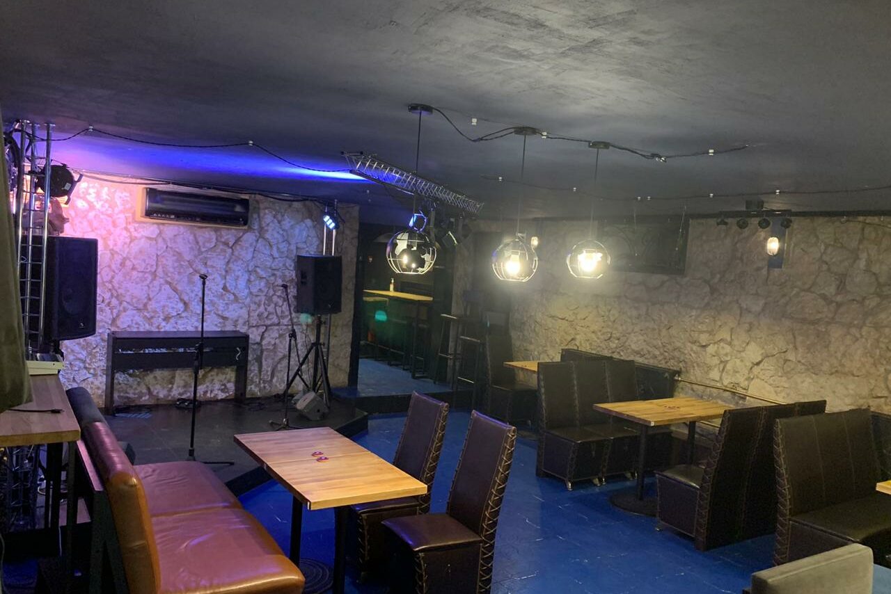 Арендовать Уютный бар с небольшой камерной сценой