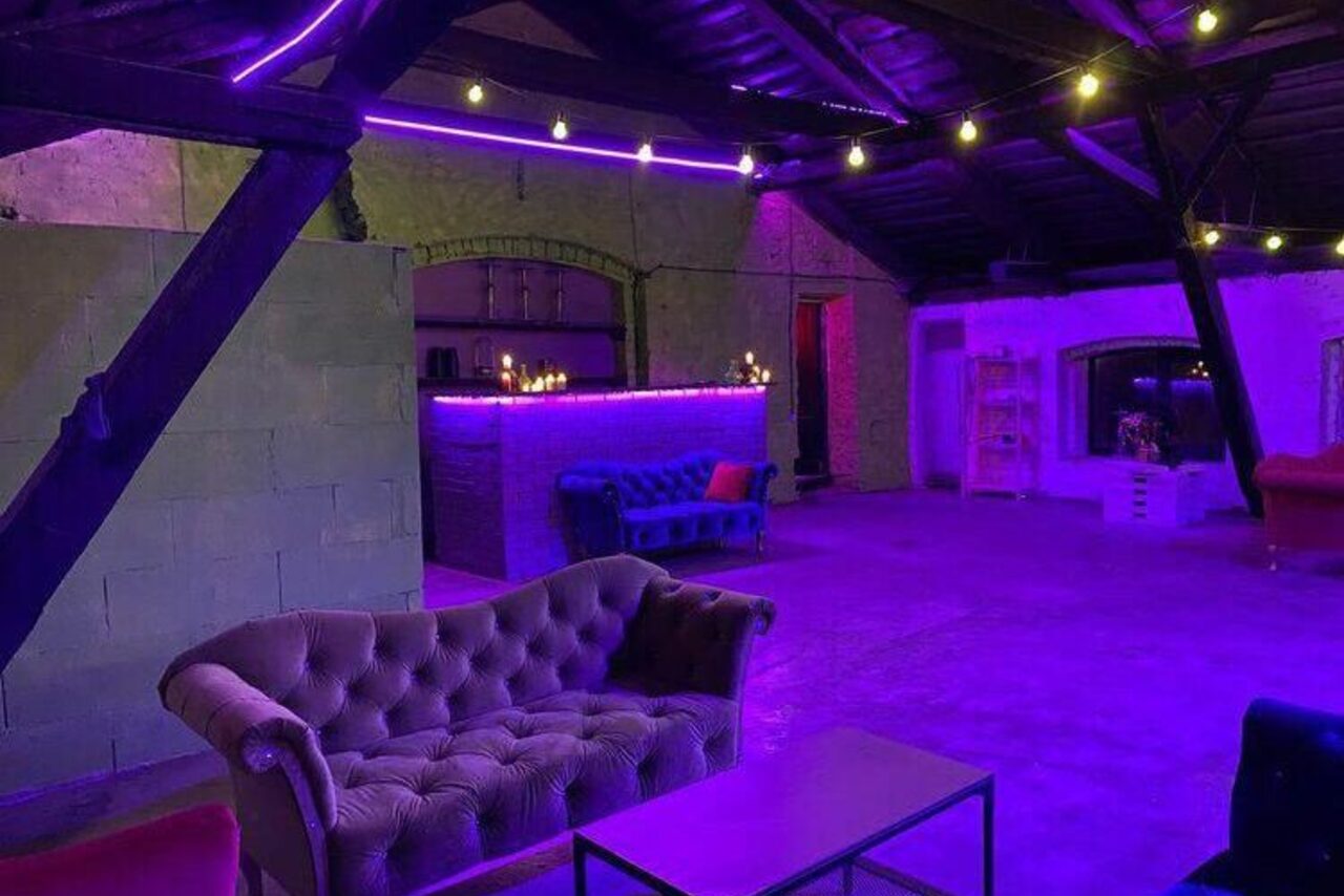 Арендовать Conductor Lofts неоновый с барной стойкой