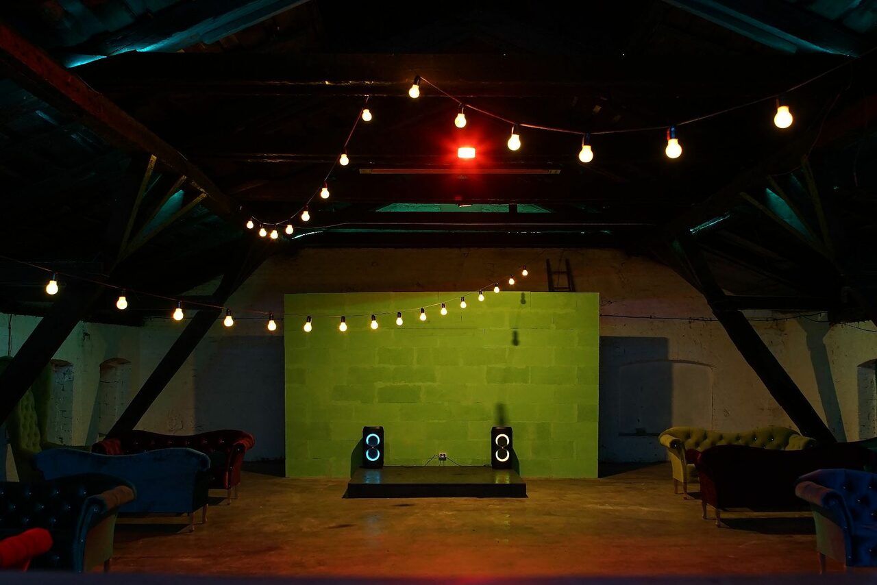 Арендовать Conductor Lofts неоновый с барной стойкой