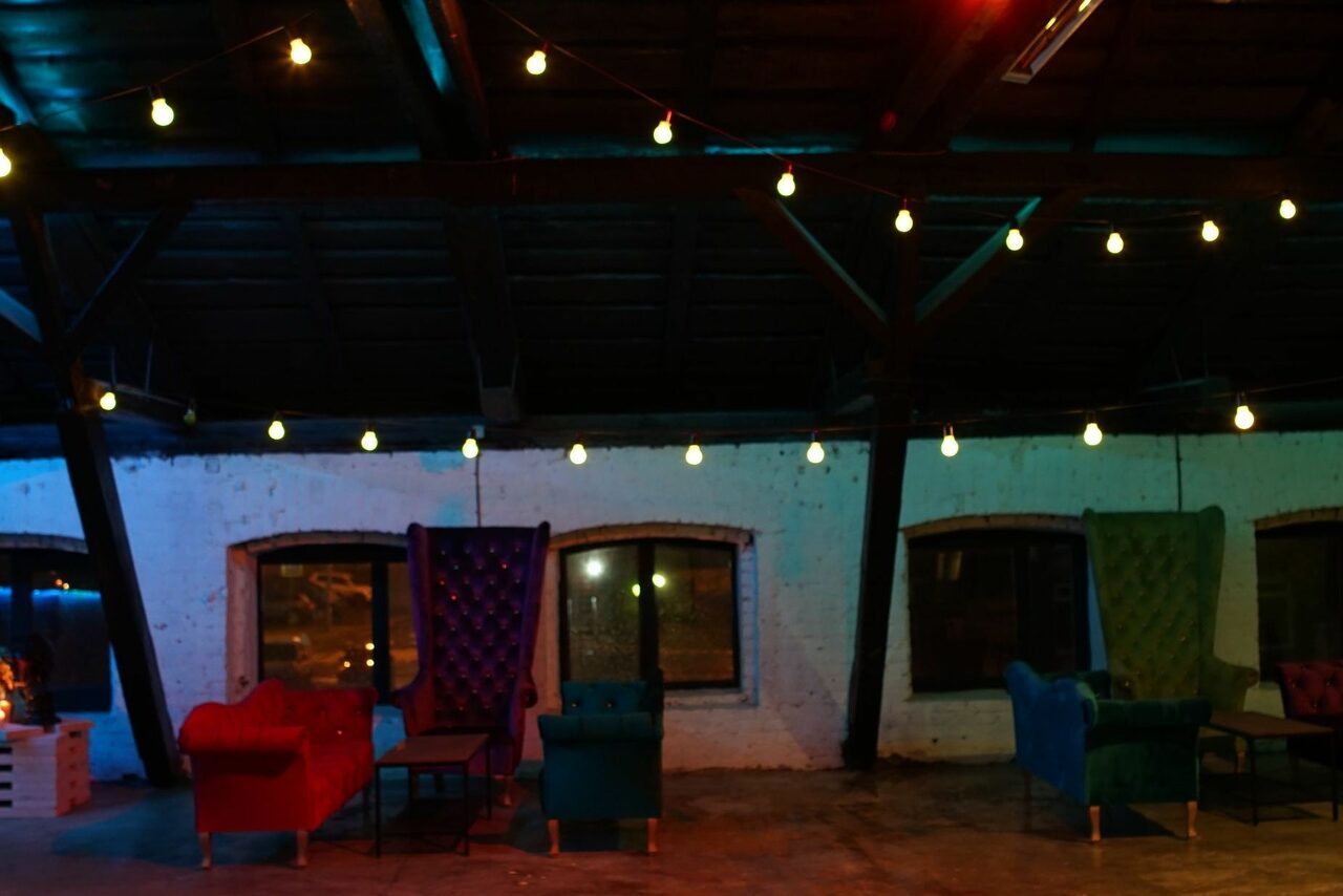 Арендовать Conductor Lofts неоновый с барной стойкой